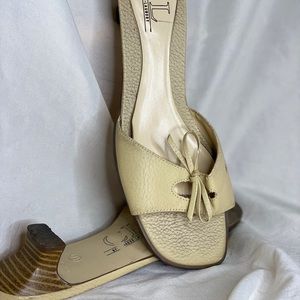 CHINESE LAUNDRY - TAN HEEL W. BOW 🕯